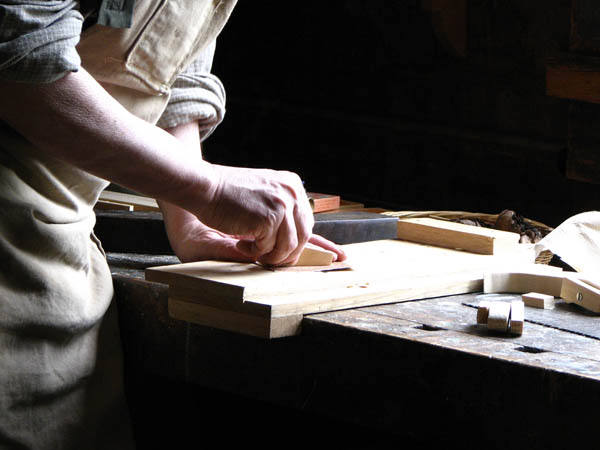 Nuestro equipo de profesionales cuenta  con muchos años de contrastada <strong>experiencia</strong> en el sector de la <strong>carpintería de madera en Navas del Rey</strong>.